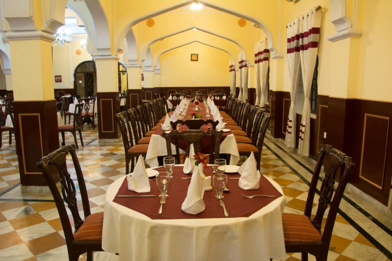 V Resorts Rajmahal Orchha Bagian luar foto