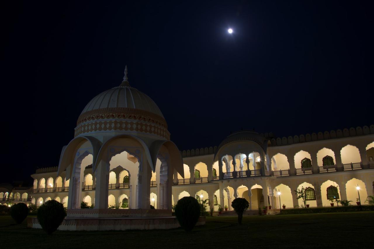 V Resorts Rajmahal Orchha Bagian luar foto